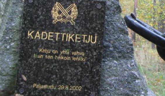 Laatta kivessä jossa lukee: "Kadettiketju, ketju on yhtä vahva kuin sen heikoin lenkki, paljastettu 29.8.2002".